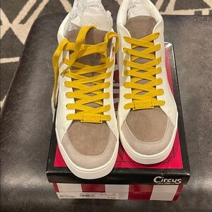 Circus by Sam Edelman white and Tan Deszi Sneakers with Yellow Laces size 7 New